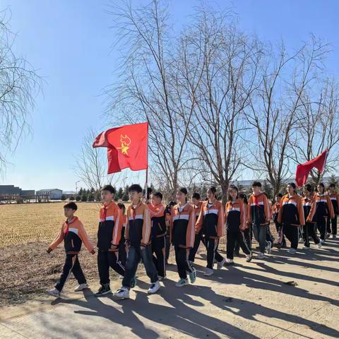 “思政融于山水间，少年爱国先爱家”行走的思政课