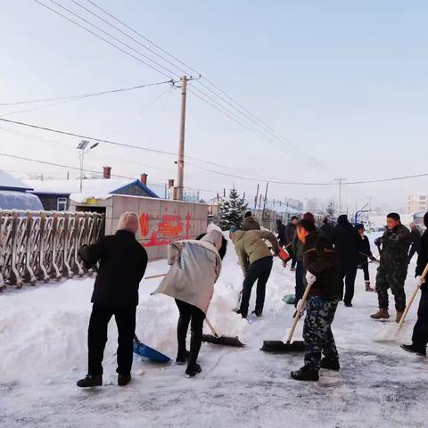 家校合作清理雪 浓浓温情暖校园