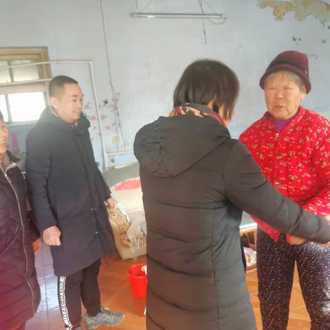 新春来到，情暖夕阳