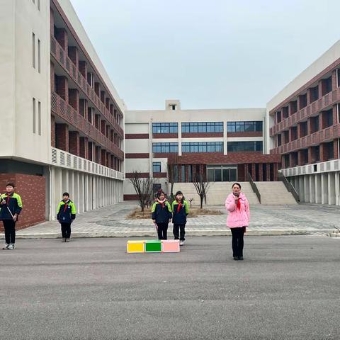 弘扬雷锋精神  争做文明好少年
——南阳市第二十完全学校小学部升旗仪式暨三月“学雷锋”月活动启动仪式