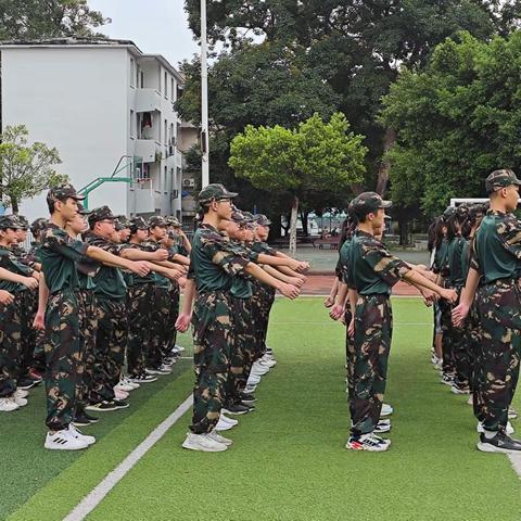 磨炼意志  青春无悔——桂林市第十四中学23级7班新生军训次日记