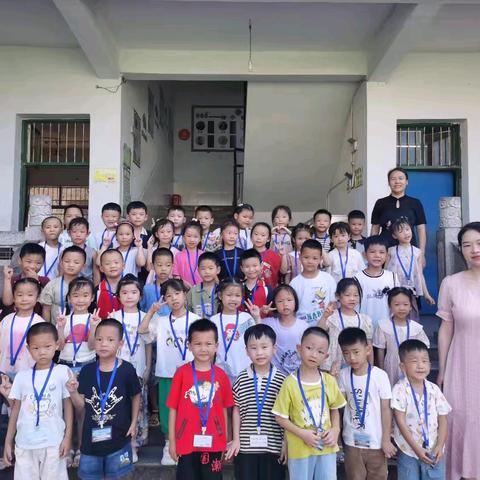 向阳而生， ﻿做奔跑的追光人 ——湘潭县石潭镇中心小学一年级218班向阳中队﻿