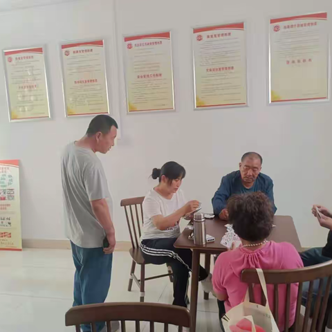 王官庄社区日间照料中心开展“老有所乐·和谐社区一家亲”娱乐活动