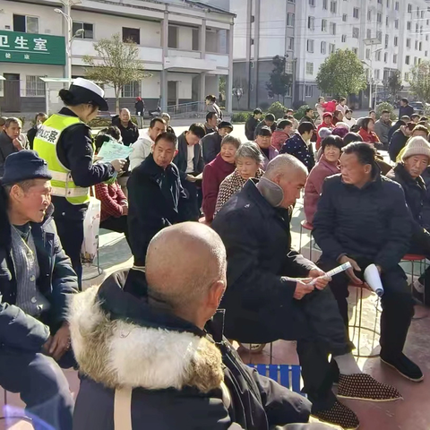 南宽坪镇：“露天课堂”拉家常   平安宣讲做到家