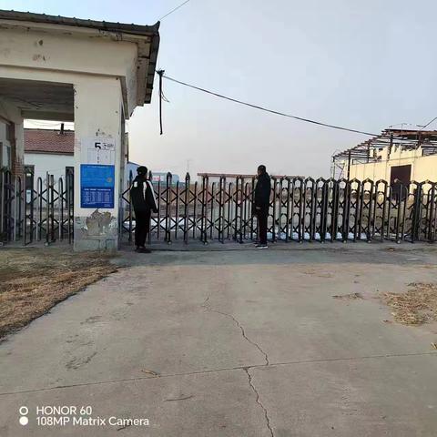 基层治理进行时：网格员与村书记巡查村内四闲场所