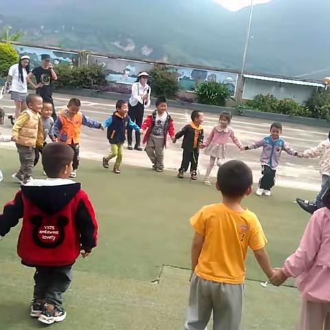 感恩阿石才老师献爰心，送温暖，来看望小朋友们