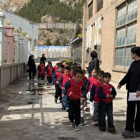 向阳幼儿园开展“4841”战备工程烈士陵园扫墓活动