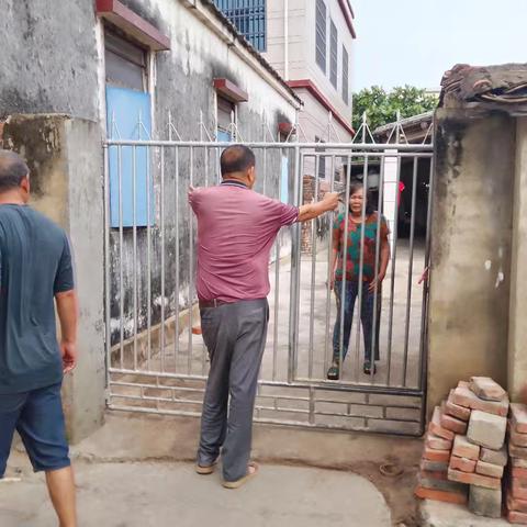 三家村开展环境卫生整治活动