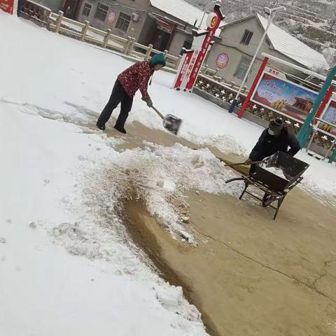 铲雪除冰暖人心