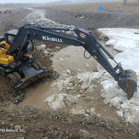 温泉公路管理分局：立足岗位勇担当 清雪除冰保畅通