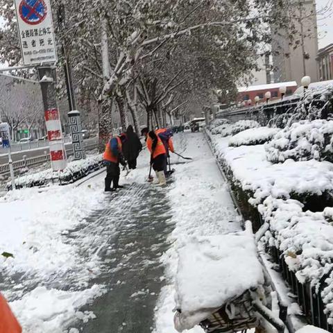 “大雪过后，道路结冰”——禹泺环卫昼夜不停清雪除冰，彰显职业担当！