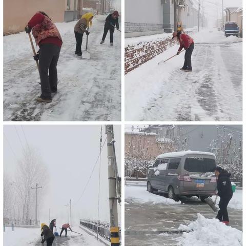 董王村网格员和公益岗人员在公路上打扫雪