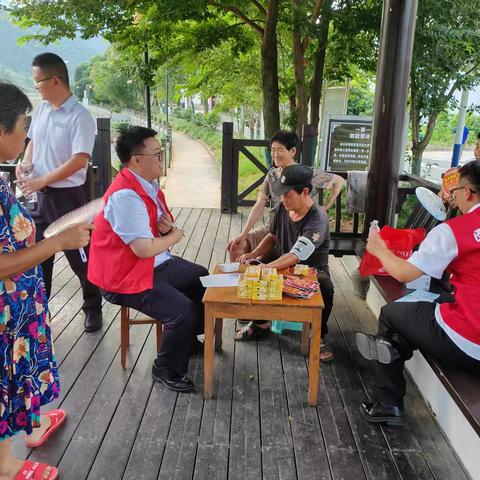 乾潭支行业务一部仇村量血压活动