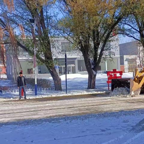 小铲车  大力量   除雪铲冰路通畅