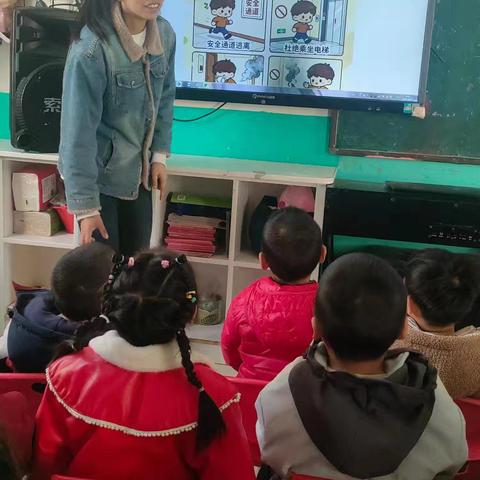 《防灾逃生》安全演练——崔湾幼儿园