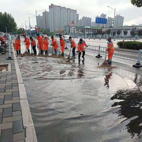 清扫二股开展雨后道路冲洗清理作业