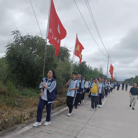 亲近自然放松心情，磨炼意志迎战高考      ——连城二中高三“价值连城”拓展话动