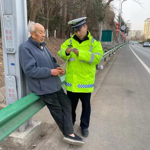 八旬老人误入快速干道  渭滨铁骑安全送其归家