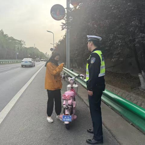 群众误入快速路，交警火速处置保平安