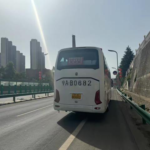 旅游大巴突发故障群众受困 渭滨铁骑迅速响应守护安全