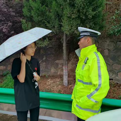 群众误入快速路，交警火速处置保平安