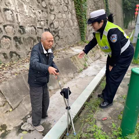 老人迷路误入快速干道“险”铁骑分队及时救助