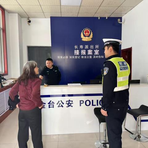 老人误入快速干道，铁骑及时救助