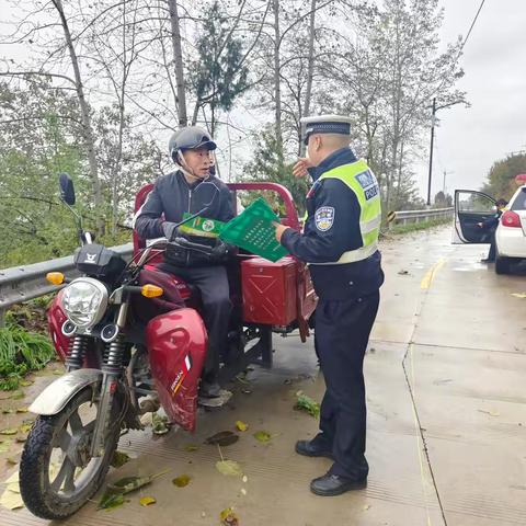 “三问”专项教育 渭滨铁骑交通安全进农村 警民共筑和谐平安路