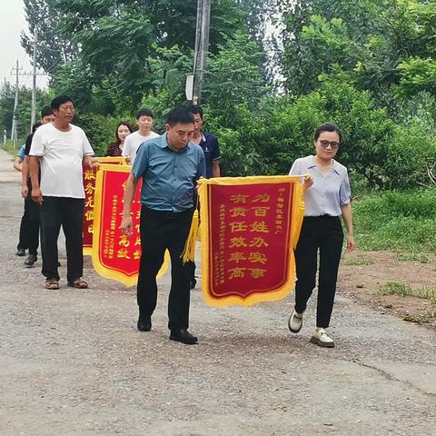 开封市祥符区水利局第二十水厂为百姓供水服务满意度高，袁坊乡政府万国臣乡长带领驻村干部向其送锦旗