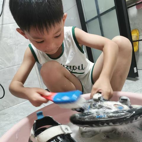 勤劳的小帮手——小男孩的家务日常