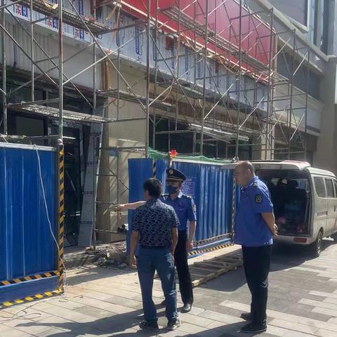 执法五大队迅速行动，全面排查市政工地围挡和户外广告安全隐患