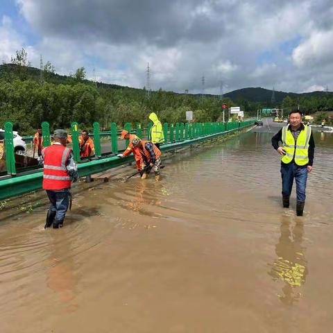 暴雨中的公路守护者——哈尔滨养护工区全力应急抢险保畅通