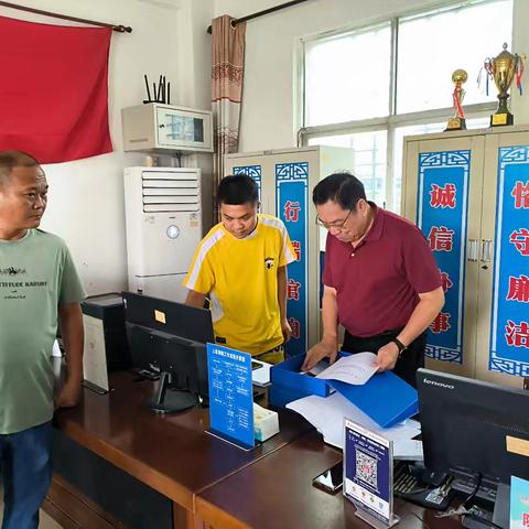 昌江县政协副主席叶华杰赴乌烈镇峨沟村委会督导学习教育工作并讲授纪律教育专题党课