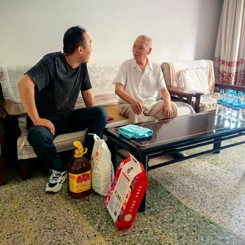 “八一”走访慰问，情暖退役老兵