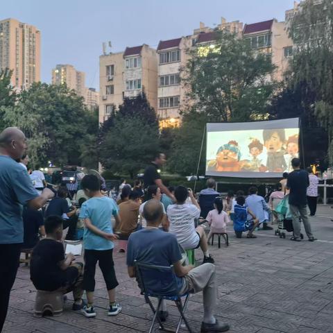 露天电影进社区，文化惠民暖人心