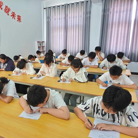 “青春心向党 笔墨颂五四”——里坦二中迎五四.青春华章现场征文比赛