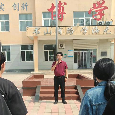 扬德育之风 ，筑安全之盾 ，共绘课间文明新画卷 ———里坦二中升旗仪式