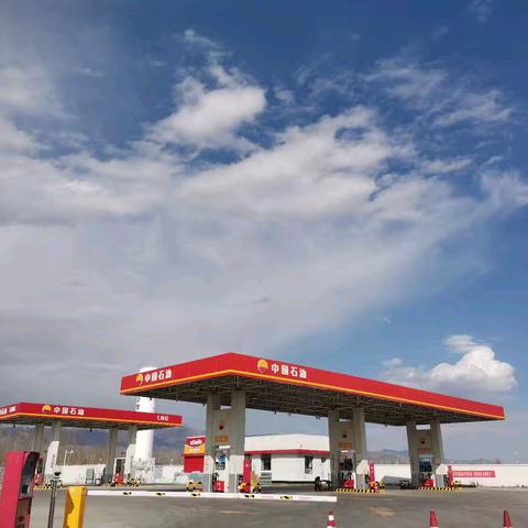 伊犁销售公司停车区东加油站焕新升级 便利店整顿进行时