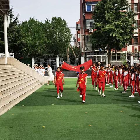 《冉冉红旗升 浓浓爱国庆》———路北区实验小学四（2）中队升旗仪式纪实