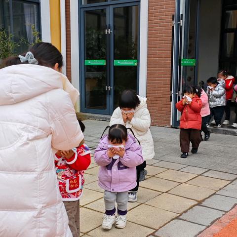 以“演”筑防，护“幼”成长——玉山县樟村中心幼儿园消防安全演练活动