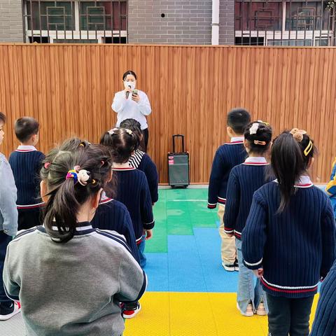 【睿德快报】《红星闪闪，赞扬祖国》——睿德堡幼儿园升国旗主题活动