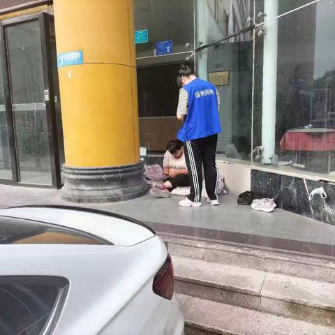 酷日中的真情守护：网格员用行动为流浪人员点亮回家路