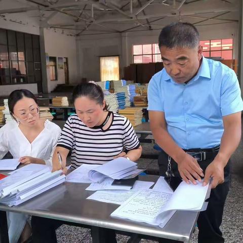 落实常规    常抓不懈——杨村乡初级中学进行教学常规检查