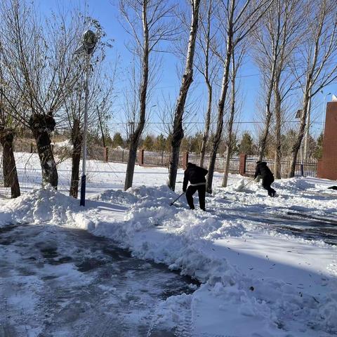 齐心协力铲冰除雪   确保广播安全播出  ——科左中787台积极应对强降雪