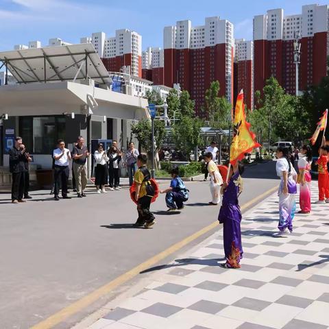 宫家庄社区领导“六一”前夕走进石家庄市红旗大街小学