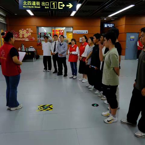 红话筒启航 少年展风采 ﻿红十字宣讲团地铁首演暨秋日志愿活动纪实
