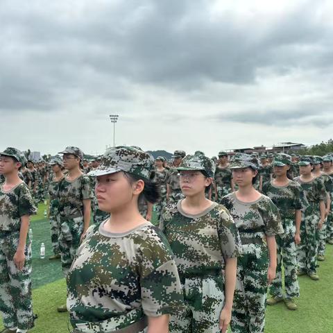 奋斗的青春最美丽，英姿飒爽，青春起航！——甘甜中学军训18连