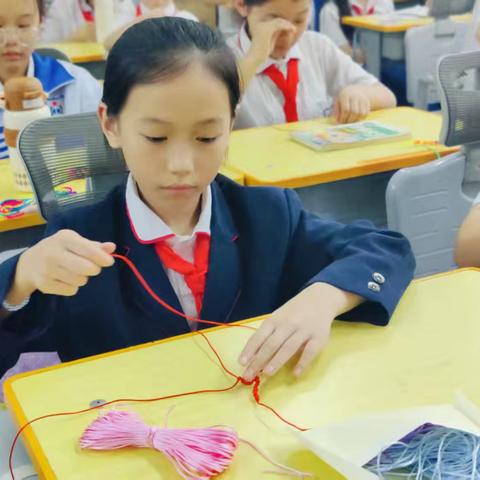 编手绳社团课：指尖上的多彩时光