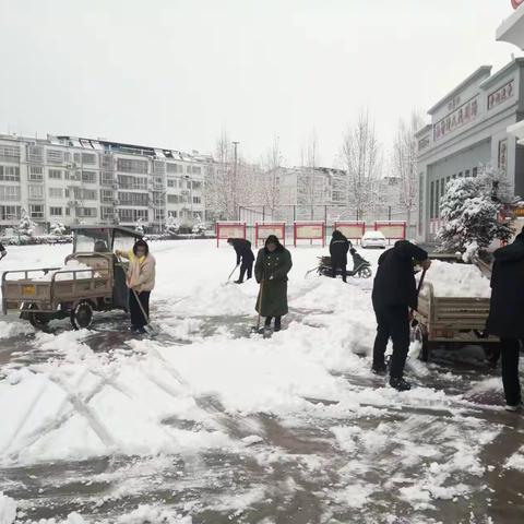 油坊堤村积极铲雪，方便出行