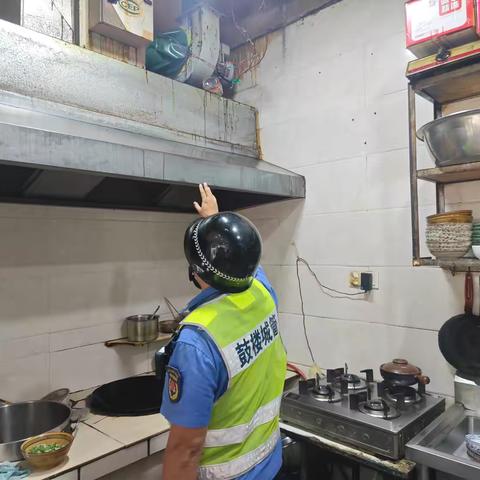 东大社区联合街道城管开展隔油池及油烟净化器检查工作